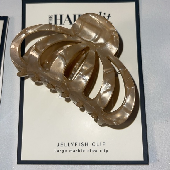 The Hair Edit set. 4 marble pins and one jellyfish cmarble claw clip - Picture 4 of 5